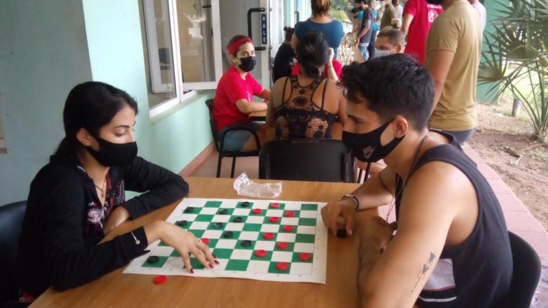 Con el juego de damas nuestros muchachos mejoran la capacidad para resolver problemas y su creatividad. 