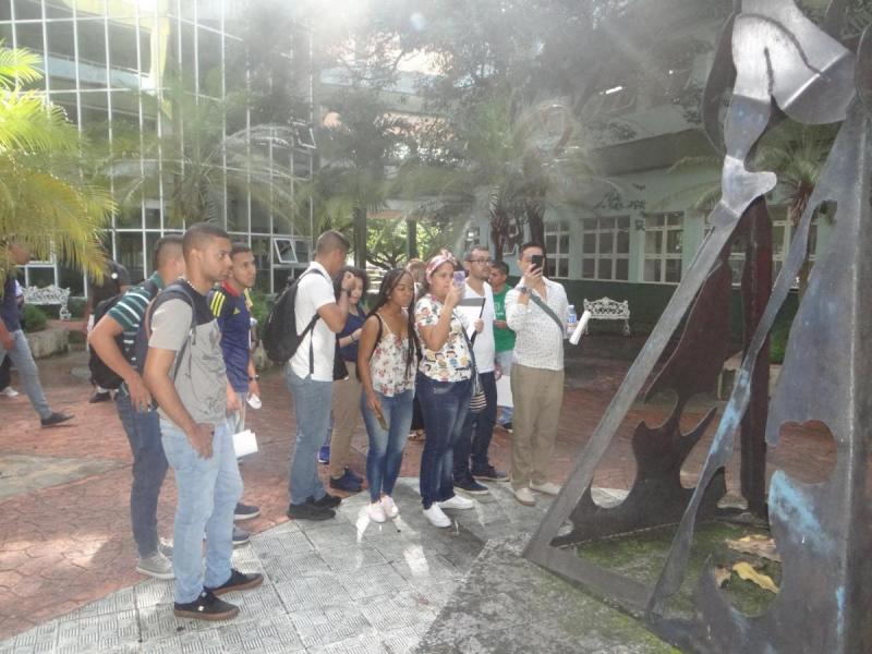 En el patio del docente Rubén Martínez Villena, los estudiantes colombianos se interesaron por la obra de arte que allí se exhibe, como parte del patrimonio cultural de la UCI.