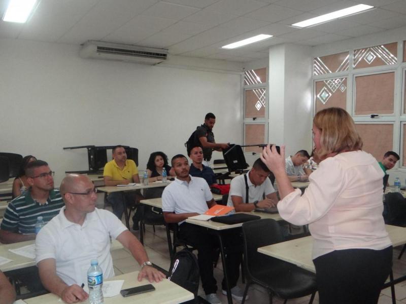 La Dra.C. Yaimí Trujillo imparte la primera clase a los estudiantes de UNICATÓLICA.