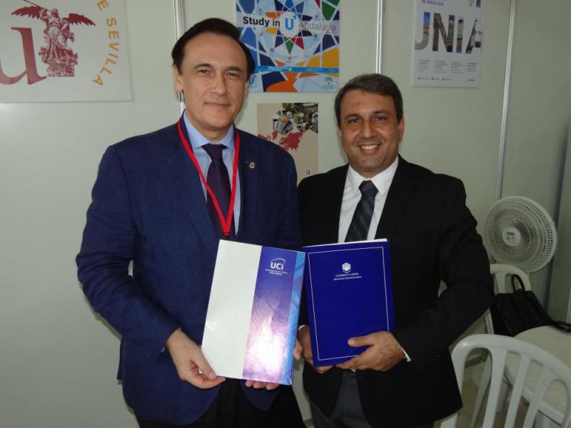 Entre las actividades que realizó el máximo dirigente de la UCI estuvo la firma de un convenio marco con el Dr.C. José Carlos Gómez Villamandos, rector de la Universidad de Córdoba. Entre las actividades que realizó el máximo dirigente de la UCI estuvo la firma de un convenio marco con el Dr.C. José Carlos Gómez Villamandos, rector de la Universidad de Córdoba.