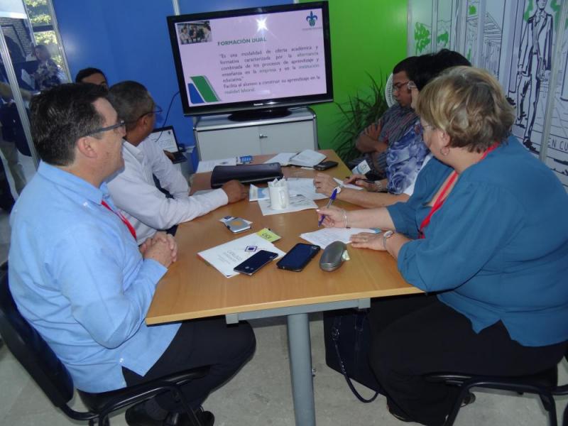 Delegaciones de varias naciones se acercaron al estand de nuestra institución para documentarse sobre los procesos sustantivos que se desarrollan en esta casa de altos estudios.