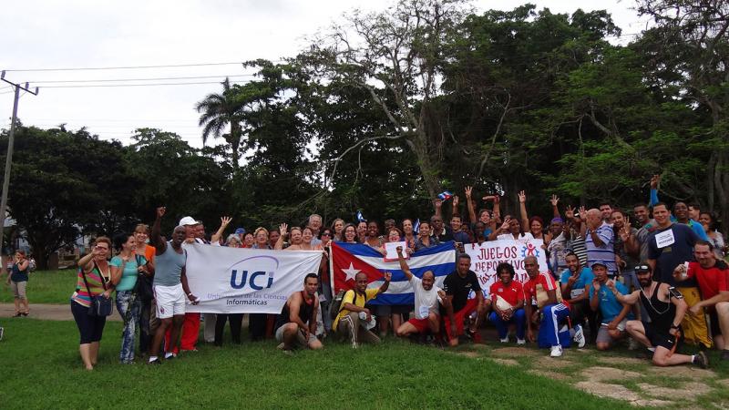 Trabajadores representantes de las delegaciones 3 y 4 junto a la gloria del deporte cubano, Ana Fidelia Quirot. 