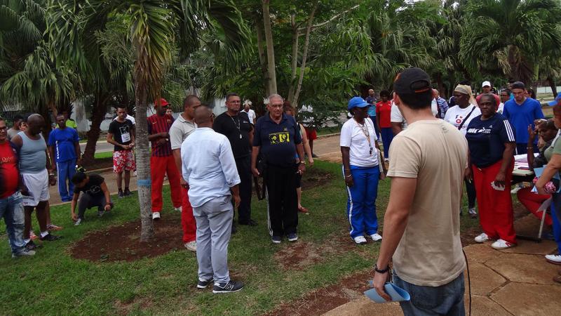 Momentos antes de iniciar la carrera de maratón los más de 70 participantes e invitados guardaron un minuto de silencio como muestra de pesar por las víctimas del accidente aéreo ocurrido el pasado viernes en La Habana. 