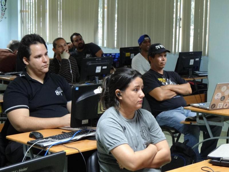 Los estudiantes del Taller de Certificación del Linux Professional Institute elevan sus conocimento acerca del software libre. 