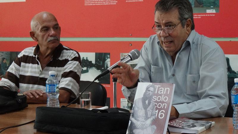 El también soldado a las órdenes del Che Guevara en el Ejército Rebelde, presentó el libro de su autoría Tan solo con 16. 