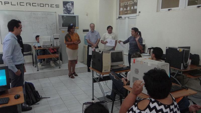 La Dra.C. Ailec Granda Dihigo entregó un certificado de reconocimiento a cada uno de los profesores.