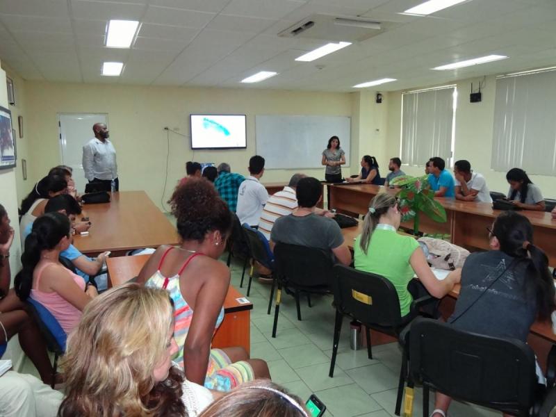 La directora de Relaciones Internacionales, Delly Lien González Hernández, presentó al profesor Lennie Mcnaughton y le dio las gracias por estar en la UCI.