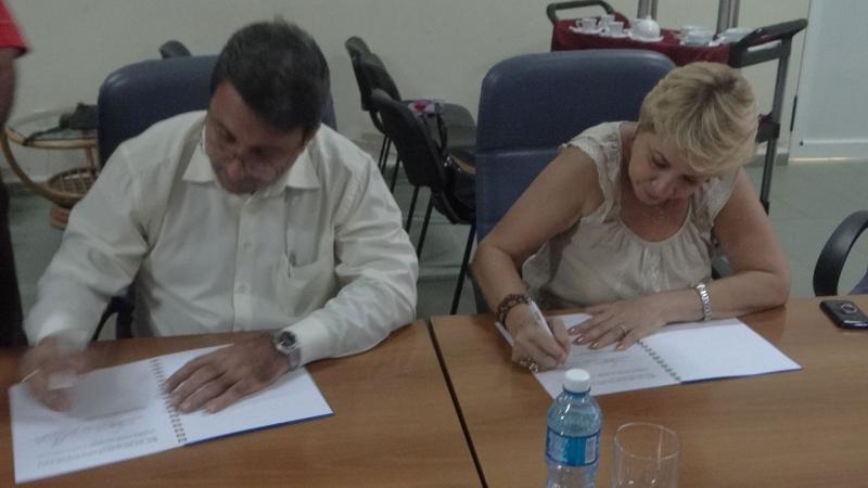 El Rector de la UCI Dr.C. Walter Baluja García y Elena Caballero Prieto, directora del Memorial de la Denuncia, firmaron un convenio marco entre ambas instituciones. 