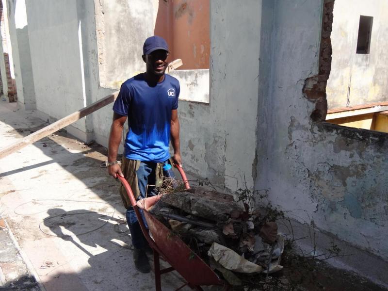 Los estudiantes angolanos participaron en las labores de recuperación en el municipio de Diez de Octubre tras el paso del tornado en enero de 2019.
