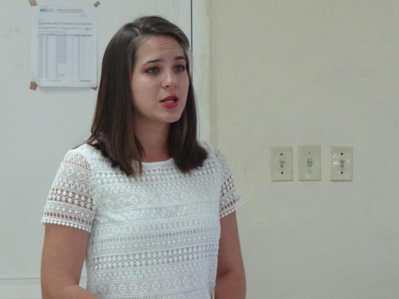 La joven de madre ucraniana, Cristina Chang Sidorchuk, durante su ejercicio de culminación de estudios de Programa de Ciclo Corto de Administración de Redes y Seguridad Informática en la UCI