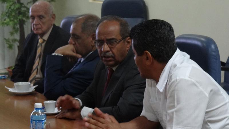 Dr. Husein Abdulrahman Abdelqader Basalama, Ministro de Educación Superior e Investigación de Yemen (segundo de derecha a izquierda); Mohammed Saleh Nasher, Embajador de Yemen en Cuba; y José Reinaldo Crespo Pulido, de Relaciones Internacionales del Ministerio de Educación Superior de Cuba. 