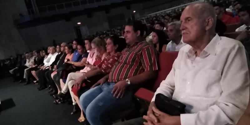 Celebra la UCI su décimotercera Graduación