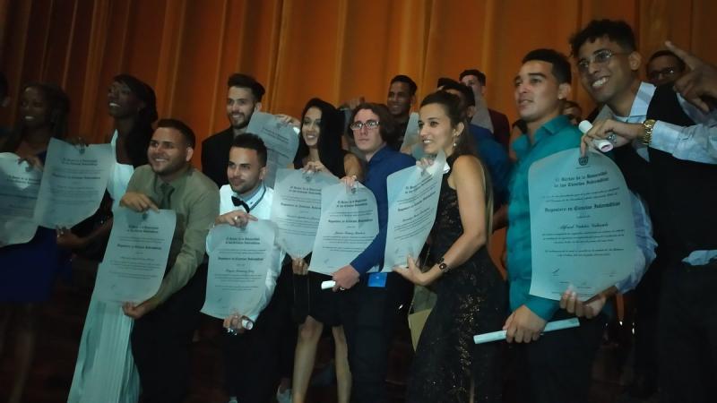 Celebra la UCI su décimotercera Graduación