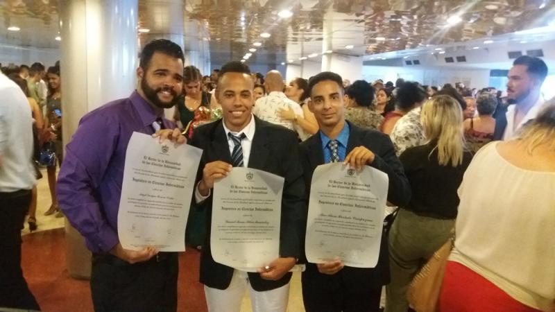 Celebra la UCI su décimotercera Graduación