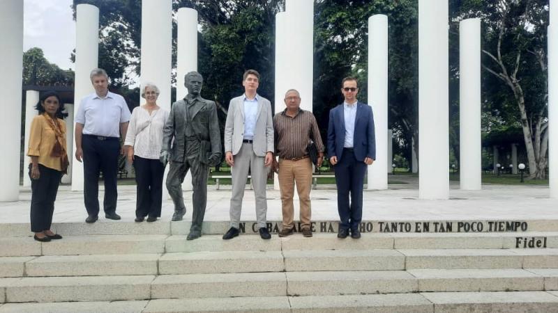  Foto colectiva con los visitantes en la Plaza Mella.