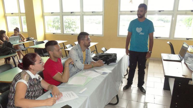 Trabajo en comisiones de la jornada científica en la Facultad 3. 