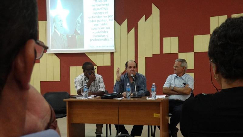 Los panelistas resaltaron a groso modo el pensamiento revolucionario de Fidel, su liderazgo como formador e impulsor consecuente de la conciencia revolucionaria en los cubanos. 