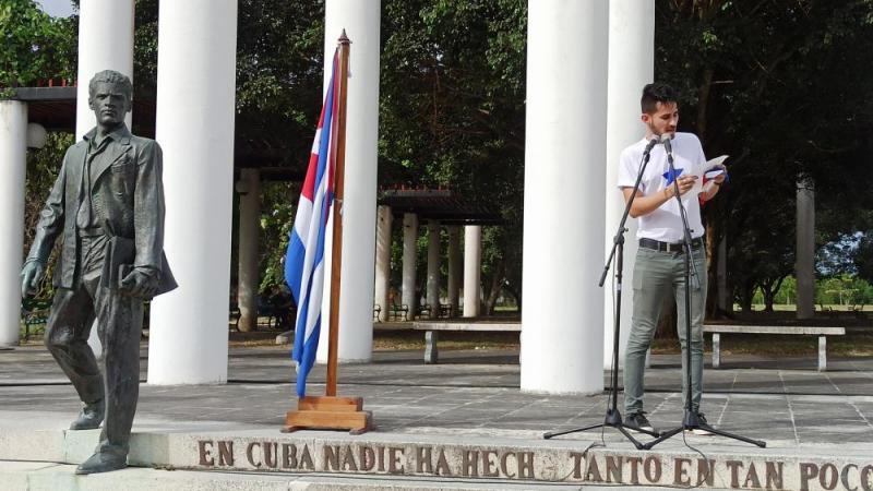 En el acto revolucionario, el ingeniero Osiel Sánchez Martínez declamó el poema “Marcha triunfal”.