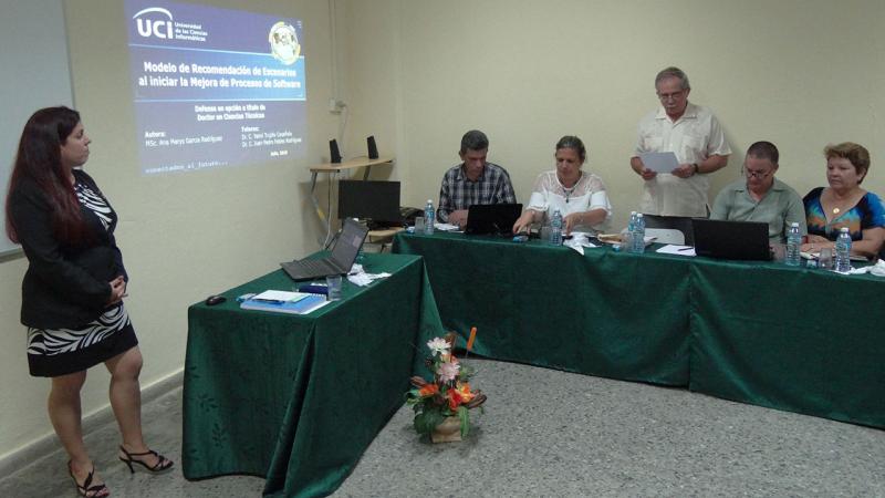 Antes de comenzar la defensa de su tesis doctoral, la MSc. Ana Marys García, decana de la Facultad 3 de la UCI, escucha la excelente caracterización que de ella hicieron las organizaciones políticas y de masas. 