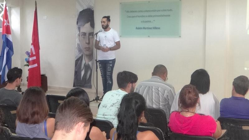 El representante de la FEU Eddy González Escandell, explica las actividades que tendrán lugar dentro del XII Fórum de Historia en la UCI. 