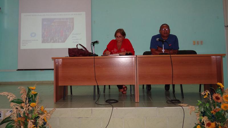 La Dra.C. Natalia Martínez Sánchez, vicerrectora de Formación y el Dr.C. José Ortiz Rojas, director de Formación de Pregrado, encargados del Concentrado Metodológico. 