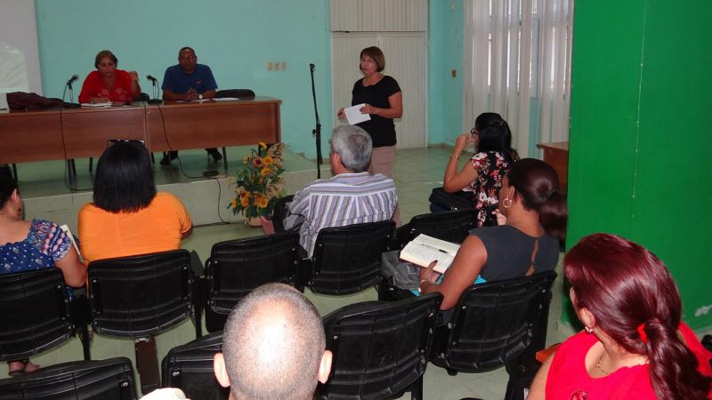 La MSc. Ivonne Collada Peña, directora del Centro de Idiomas, explica a decanos y vicedecanos cómo se desarrollarán los cursos de inglés. 