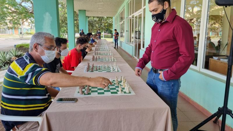 Durante la jornada se realizó una simultánea de ajedrez. 