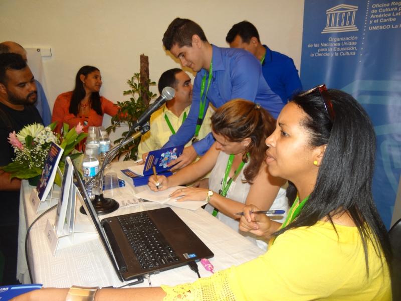 Los autores de los libros científicos de la Universidad, le firmaron sus textos al público presente en en la sala Lecturas en la Red.