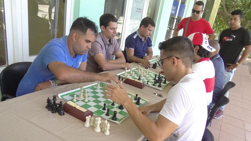 Torneo de ajedrez en el lobby del docente Rubén Martínez Villena. 