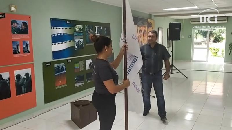 La estudiante Yadelis Velázquez Godoy recibió de manos del rector Dr.C. Walter Baluja Garcia la bandera que identifica a este movimiento educativo. 