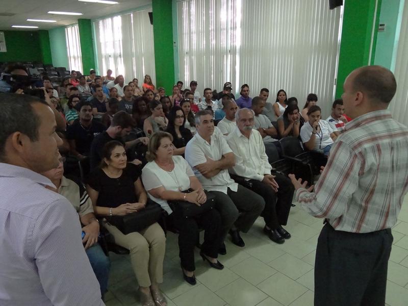 El MSc. Reynaldo Rosado, vicerrector de Producción, agradeció la visita del invitado y de los jóvenes de BioCubaFarma. 