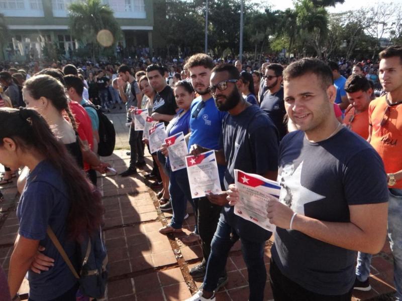 Un grupo de estudiantes recibe la Condición “Joven 57 Aniversario”, que es entregada por los Decanos de sus respectivas facultades. 