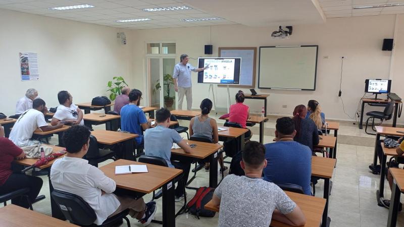 El investigador español compartió conocimientos con estudiantes de primer año de la carrera de ingeniería en Ciencias Informáticas.
