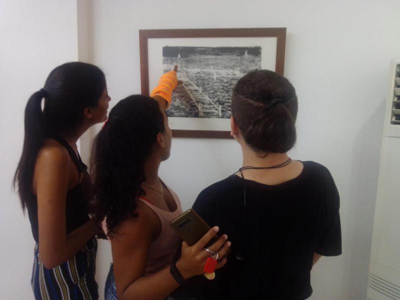 El público presente en la Galería del Centro Cultural Wifredo Lam visualizó las obras performáticas del artista cubano.
