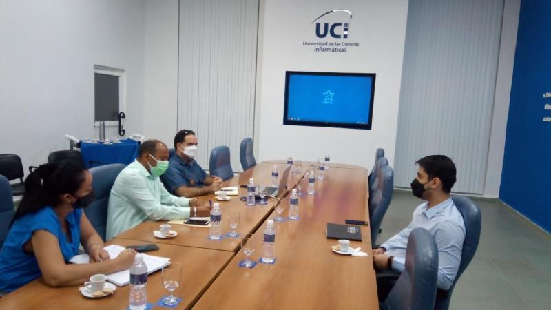 En el Salón de la Maqueta se desarrolló una mesa de trabajo donde participaron especialistas de la UCI y el gerente principal de Linux Professional Institute (LPI), Juan Ibarra.