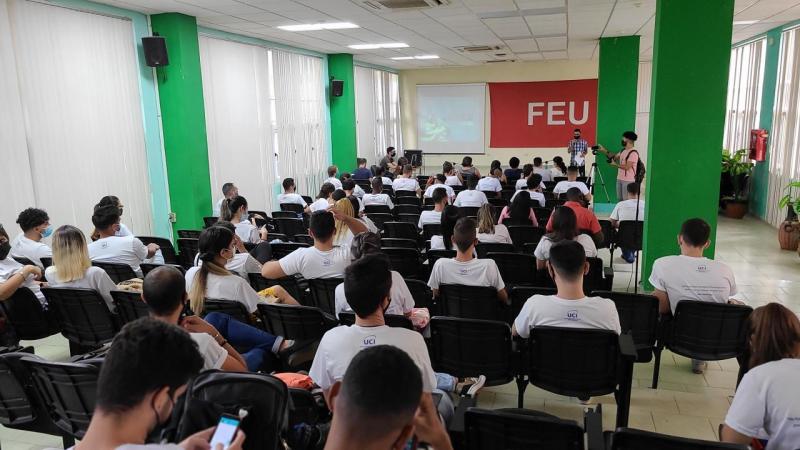 En el Teatro Abdala se realizó el acto de graduación de la facultad 4.