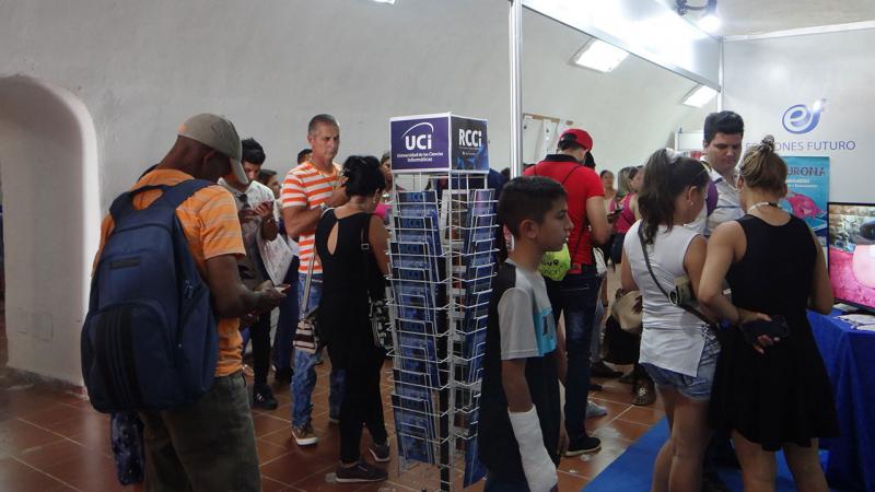 Numerosos estudiantes y profesionales, relacionados con la Informática, han visitado el stand de Ediciones Futuro, en la Feria Internacional del Libro de La Habana. 