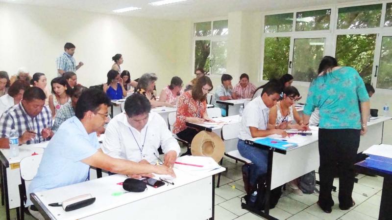 Participantes de la Relme 33 reciben cursos cortos.