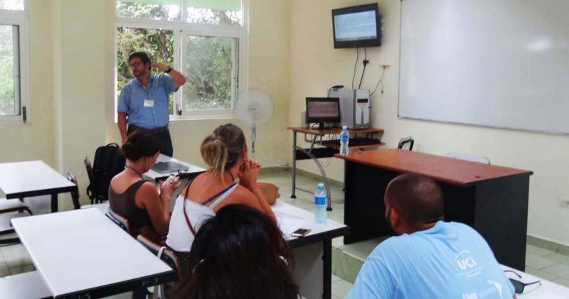 Participantes de la Relme 33 reciben cursos cortos.