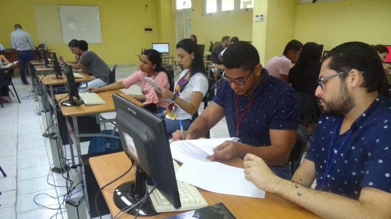 En los laboratorios, delegados del evento utilizan herramientas digitales para poner en práctica nuevos conocimientos.