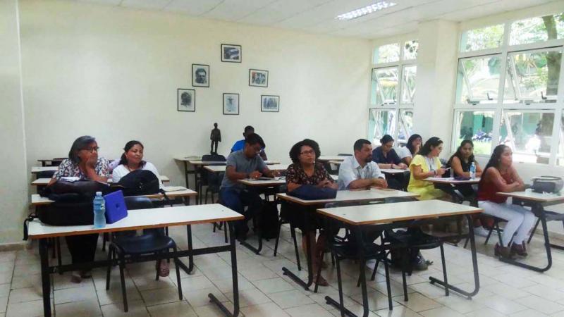 Participantes de la Relme 33 reciben cursos cortos.