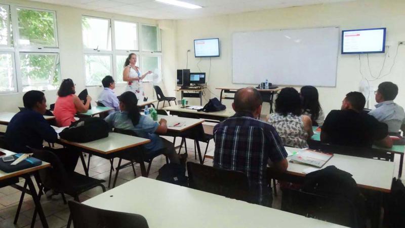 Participantes de la Relme 33 reciben cursos cortos.