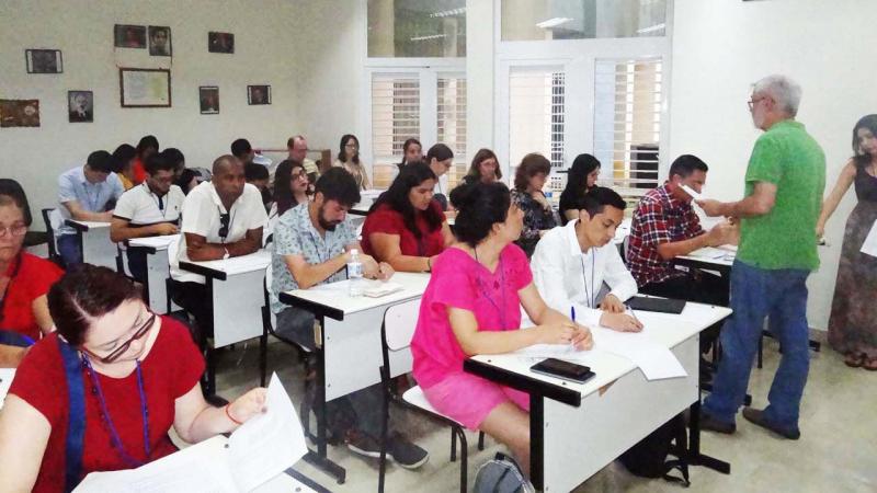 Participantes de la Relme 33 reciben cursos cortos.