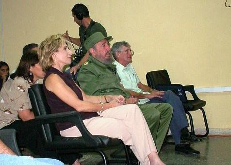En la imagen de 2002, el Comandante Fidel, la periodista estadounidense Andrea Mitchell y el rector fundador de la UCI, Melchor Morell.