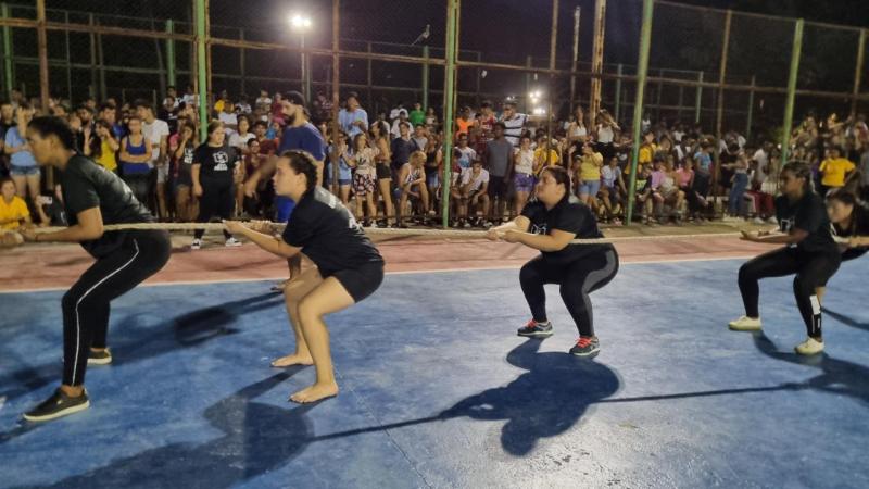 En la cancha de futsal tuvo lugar la competencia de tracción de la soga.