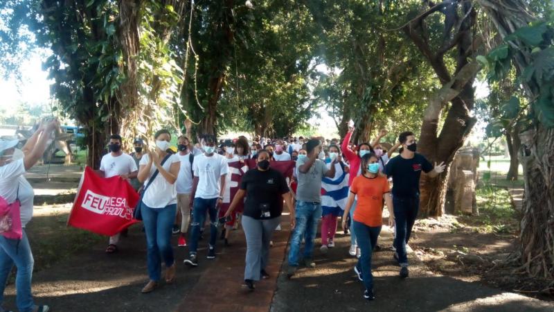 Enarbolando las banderas de la dignidad y con voces de ¡Viva Cuba! los estudiantes universitarios evocaron el pensamiento de Maceo.