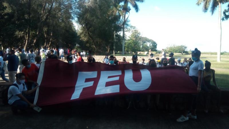 Enarbolando las banderas de la dignidad y con voces de ¡Viva Cuba! los estudiantes universitarios evocaron el pensamiento de Maceo.