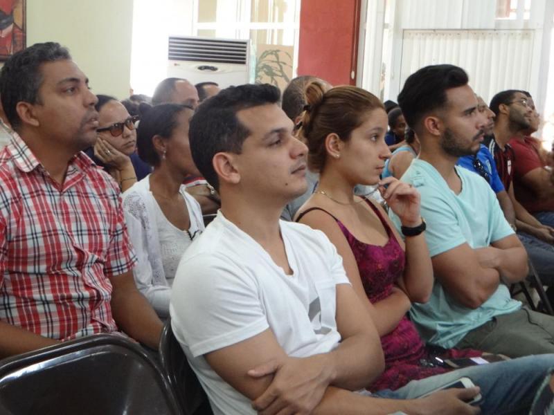 Trabajadores y personal de Salud en la institución asisten a la conferencia en la Sala de Eventos del docente Camilo Cienfuegos