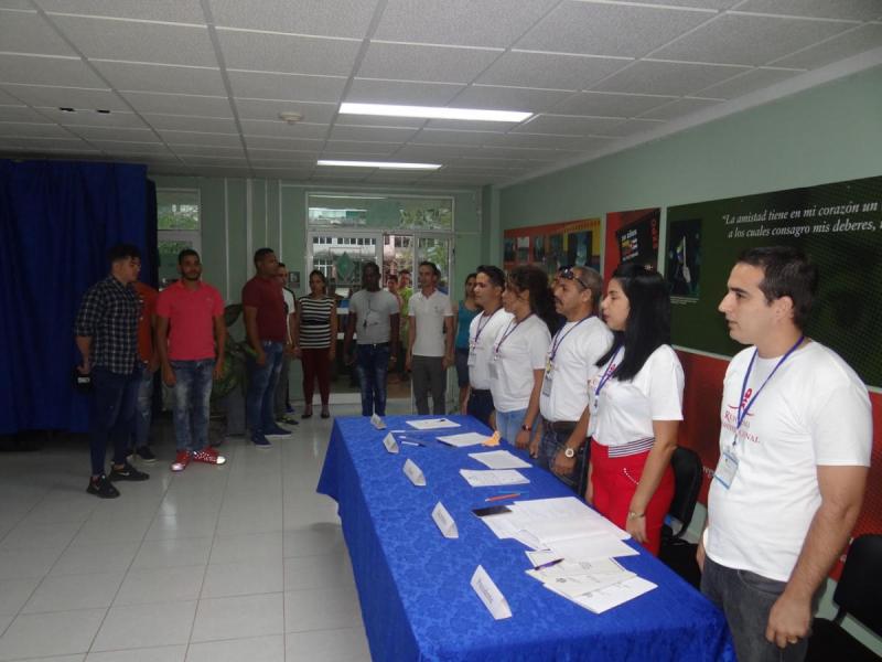 Decenas de estudiantes y trabajadores de la Universidad de las Ciencias Informáticas acudieron a aguardar el inicio oficial de las votaciones del referendo constitucional. 