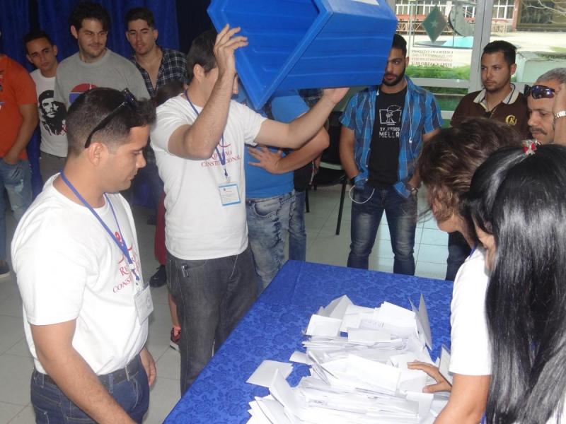 A las seis de la tarde cerraron los colegios electorales de la UCI, y se procedió a realizar el escrutinio de boletas. A las seis de la tarde cerraron los colegios electorales de la UCI, y se procedió a realizar el escrutinio de boletas.